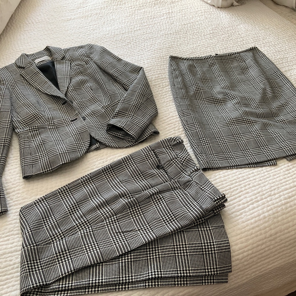 Women’s 3 piece suit - Calvin Klein Black and White Size 4, Modern Fit